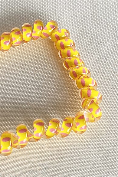Sarı Renk Pembe Puantiyeli Helezon Lastik Toka