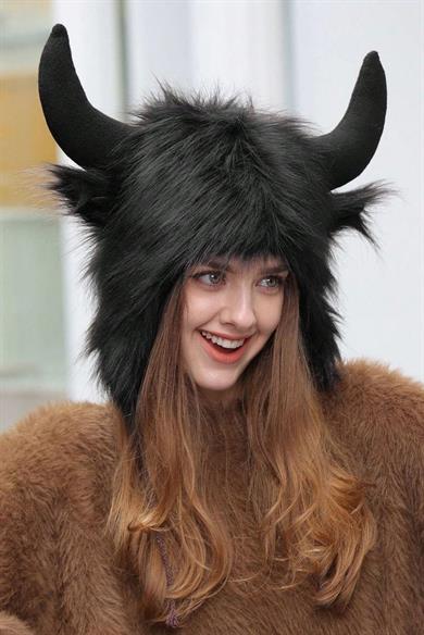 Siyah Renk Boynuz Detaylı Peluş Şapka