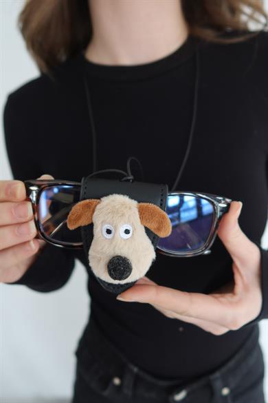Siyah Renk Köpek Figürlü Boyundan Asmalı Deri Gözlük Tutacağı