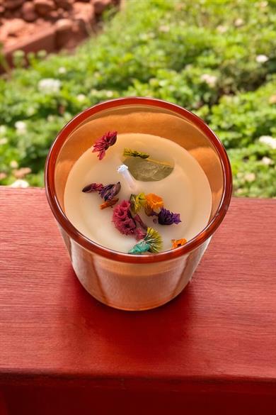 Turuncu Renk Kuru Çiçek Detaylı Mum