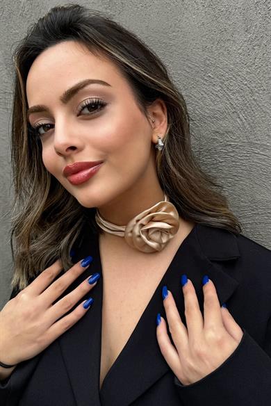 Vizon Renk Gül Detaylı Choker Kolye