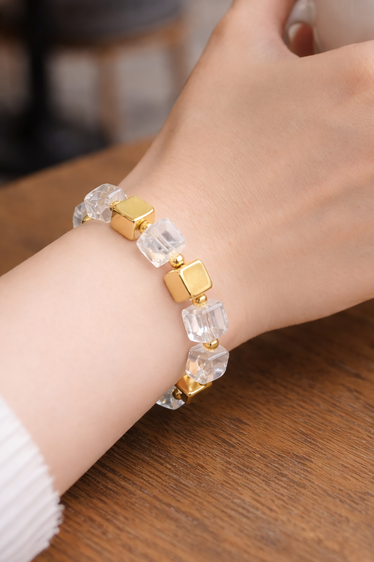 Beyaz Ve Altın Renk Boncuk Detaylı Bileklik