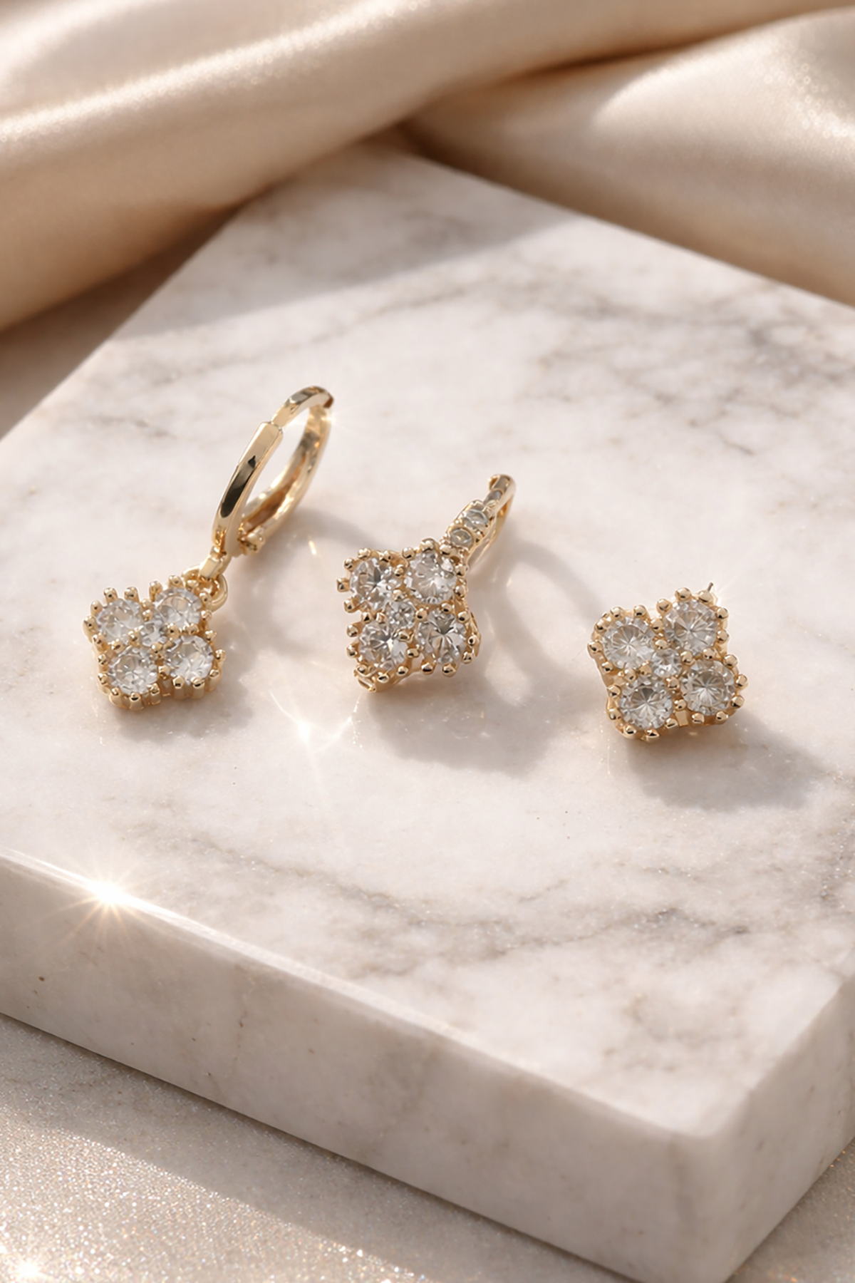 Altın Renk Taş Detaylı 3'lü YSX Küpe Set