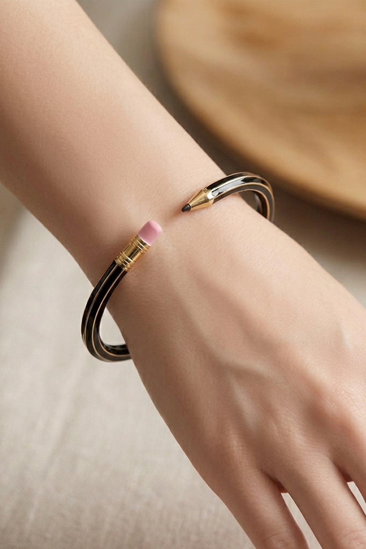 Altın Ve Siyah Renk Kalem Figürlü Ayarlanabilir Bileklik 