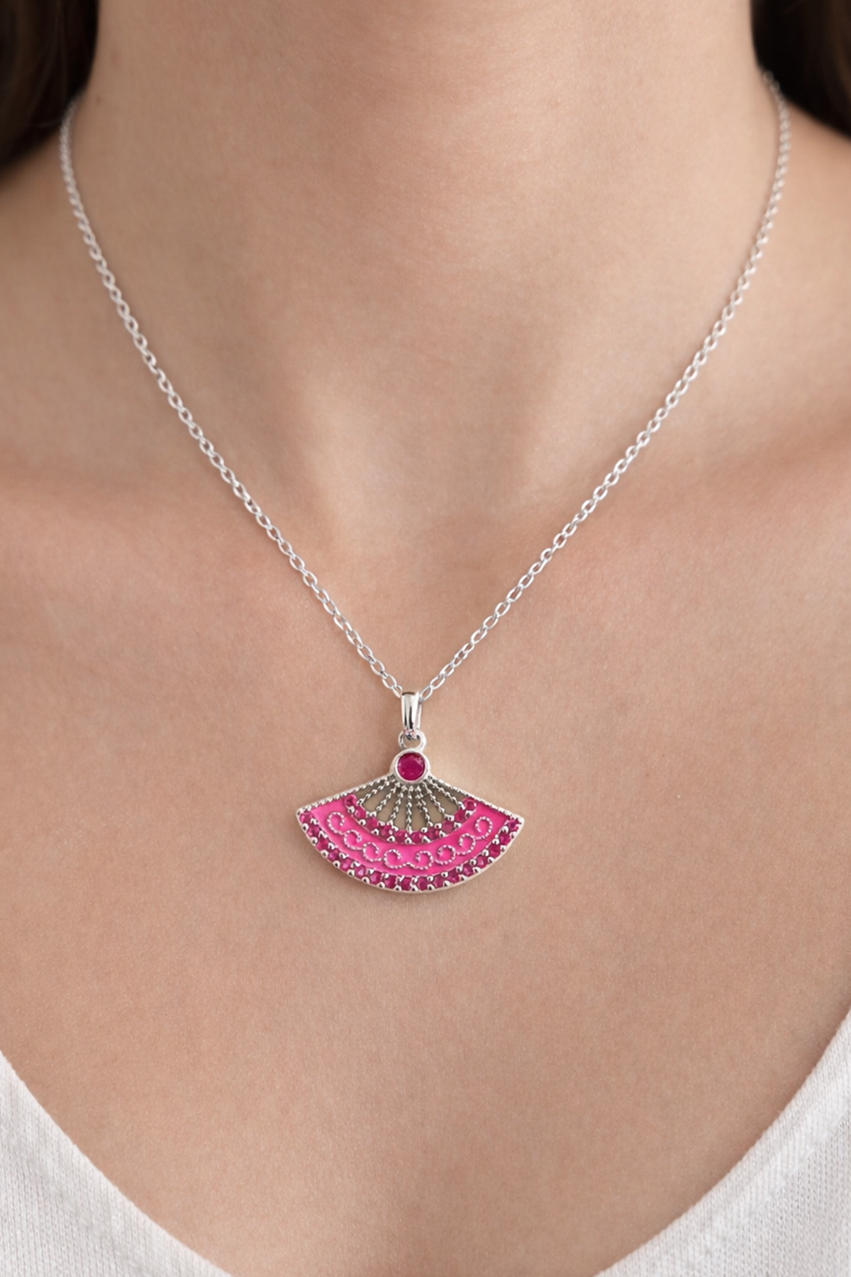 Gümüş Renk Pembe Yelpaze Detaylı Çelik Kolye