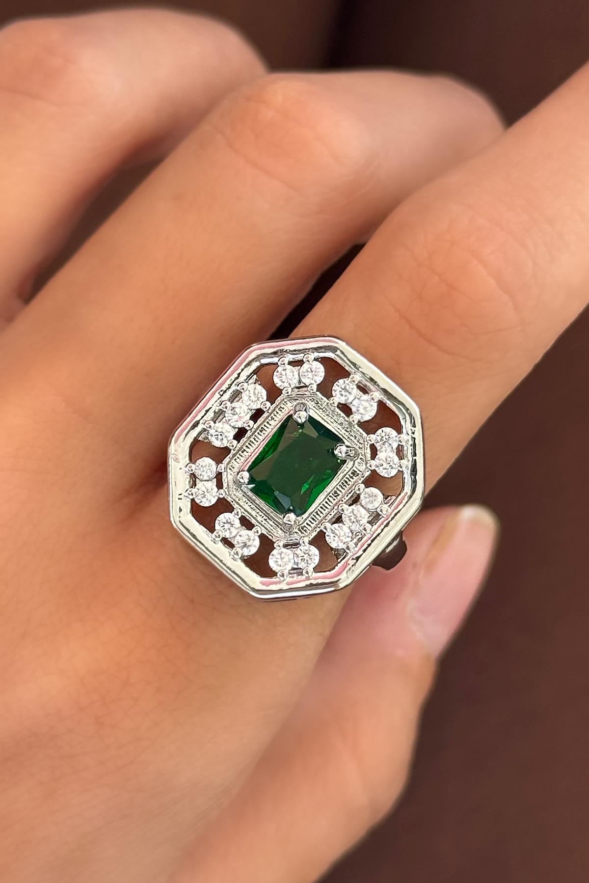 Gümüş Renk Yeşil Taş Detaylı Ayarlanabilir Yüzük