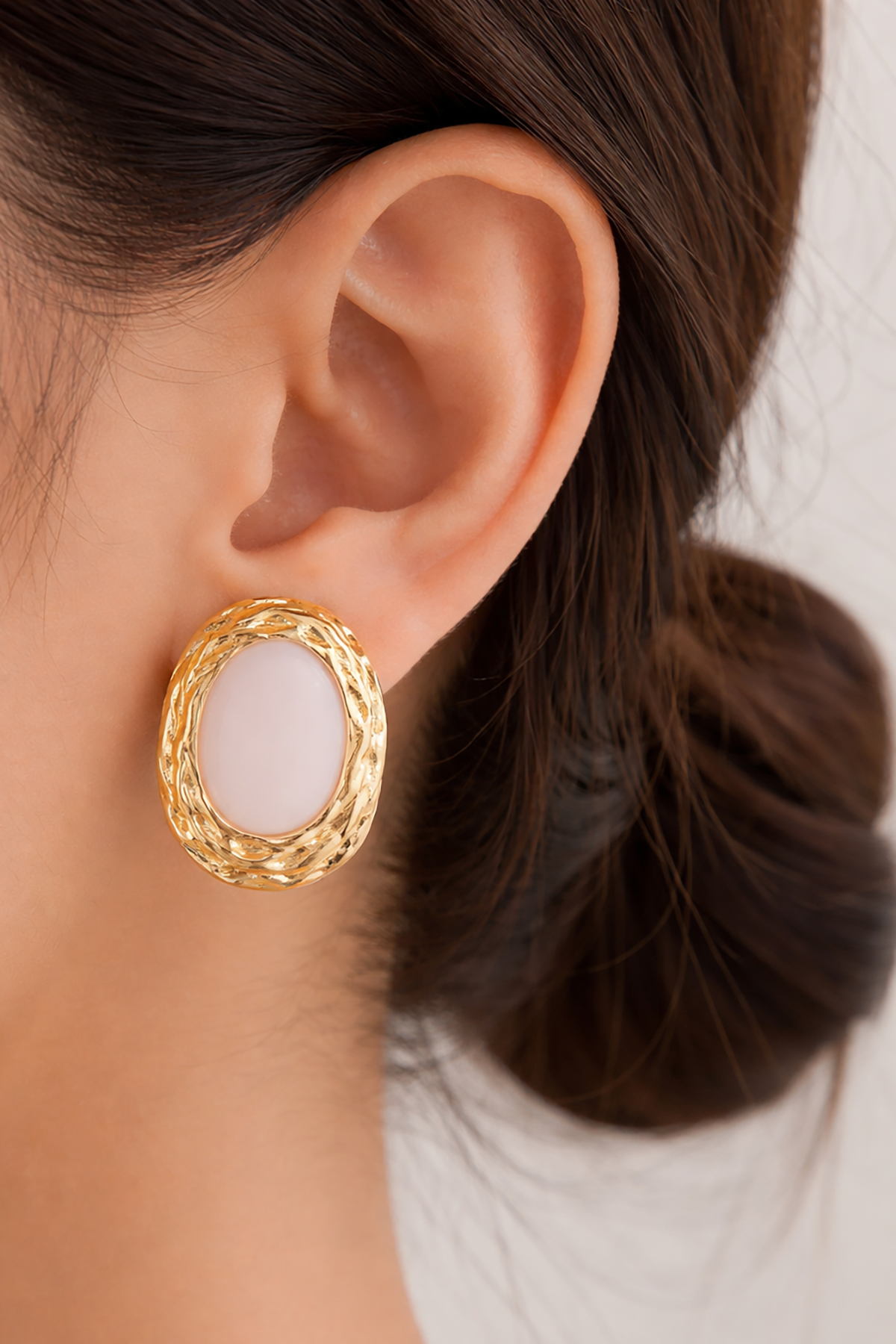 Altın Renk Beyaz Taş Detaylı Küpe (Çift)