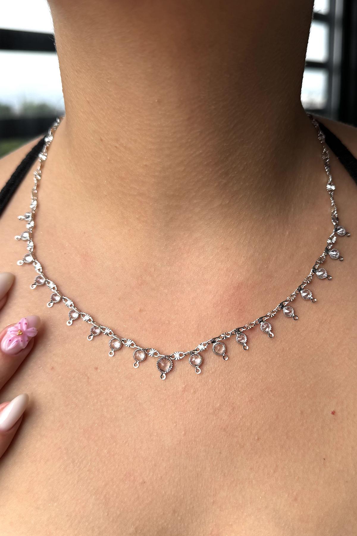 Gümüş Renk Taş Detaylı Kolye