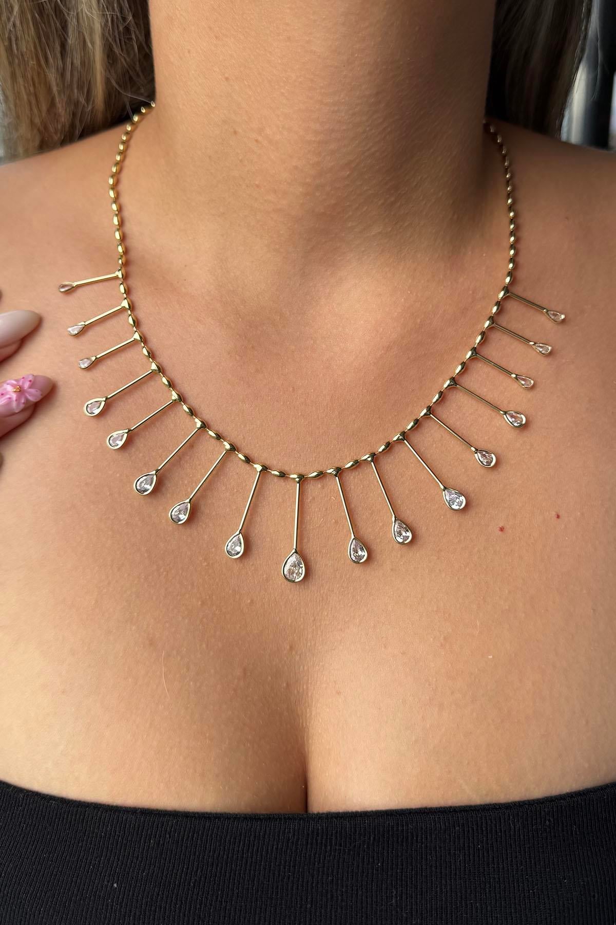 Altın Renk Taş Detaylı Kolye