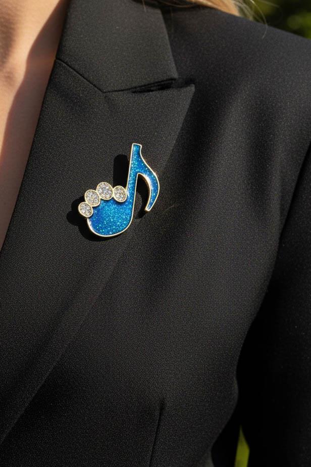 Karışık Renk Nota Figürlü Taş Detaylı Broş