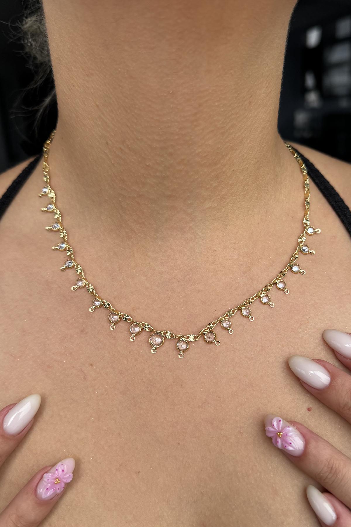 Altın Renk Taş Detaylı Kolye