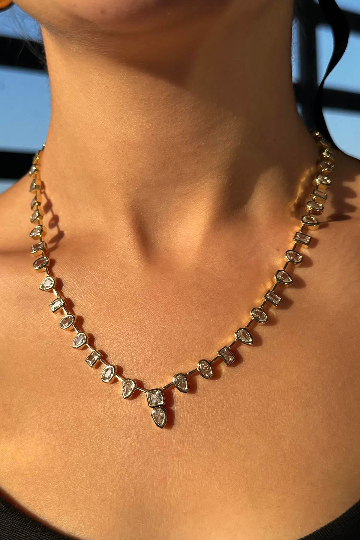 Altın Renk Taş Detaylı 14K Altın Kaplama VİP Kolye