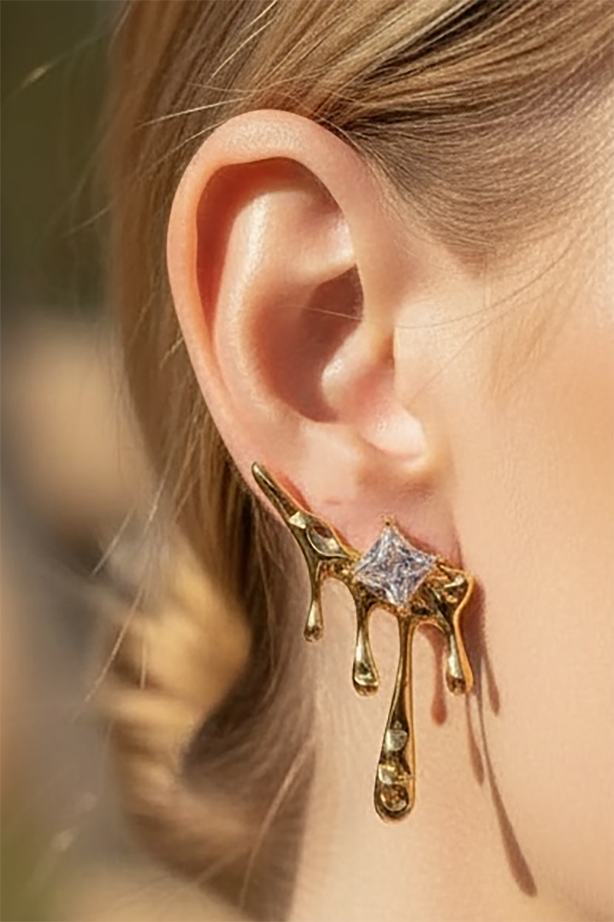 Altın Renk Taş Detaylı Çelik Küpe (Çift)