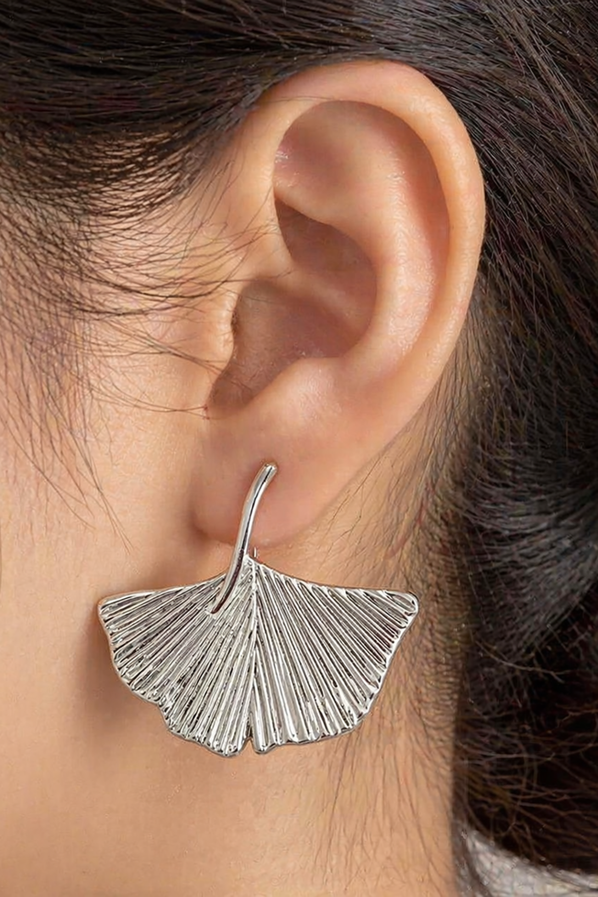  Gümüş Renk Çiçek Figürlü Küpe (Çift)