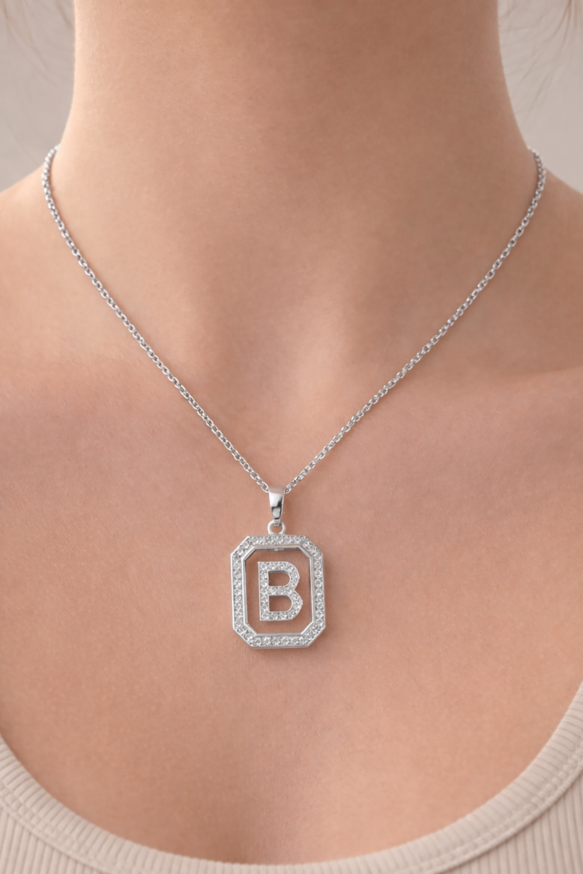 Gümüş Renk B Harf Taş Detaylı Çelik Kolye