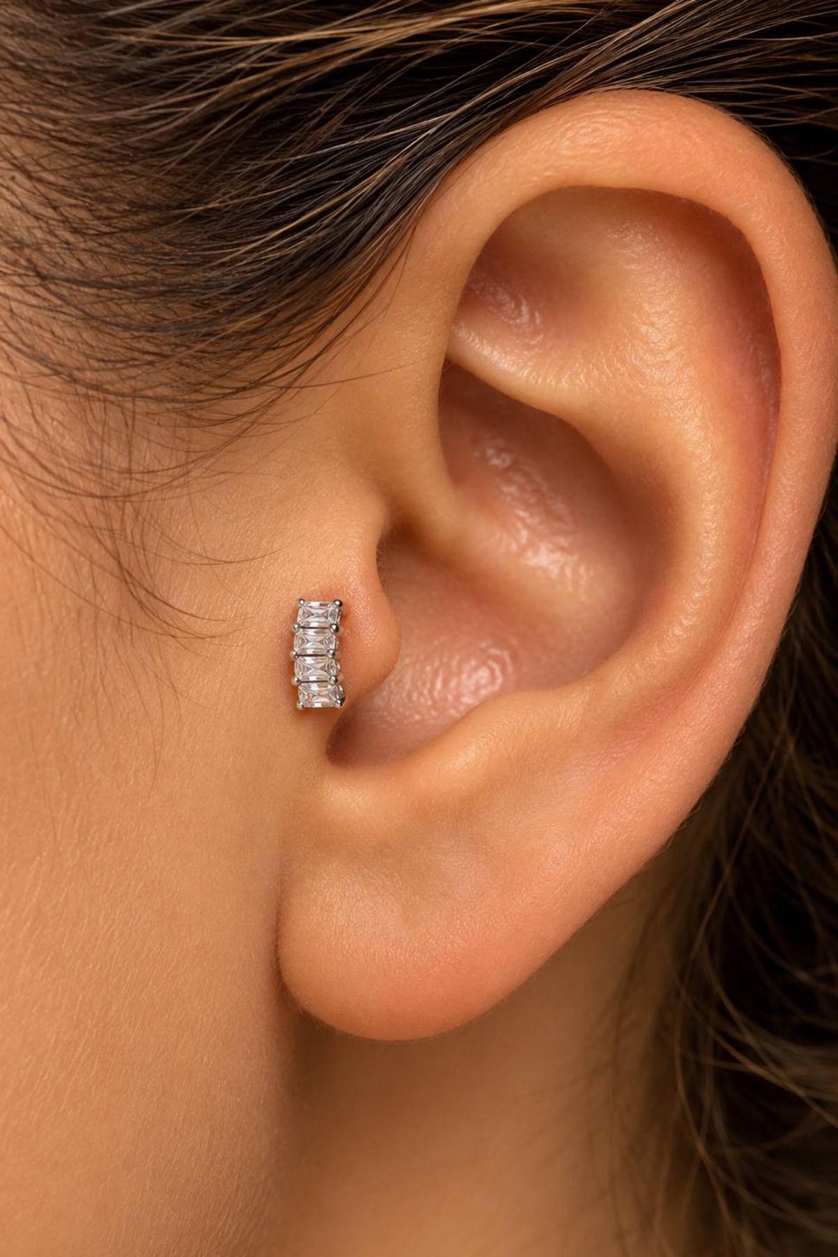 Gümüş Renk Taşlı Cerrahi Çelik Tragus/Kıkırdak Küpe/Piercing (Tek)