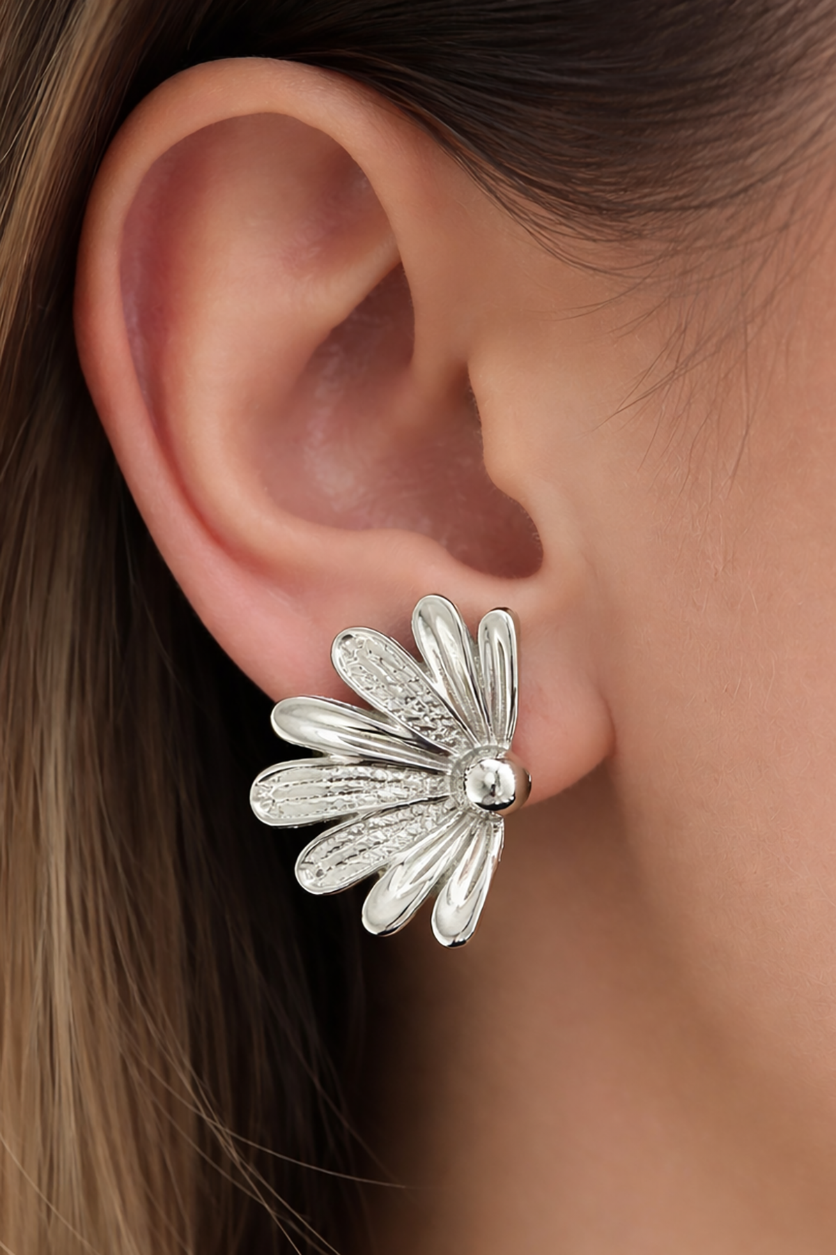 Gümüş Renk Çiçek Figürlü Küpe (Çift)