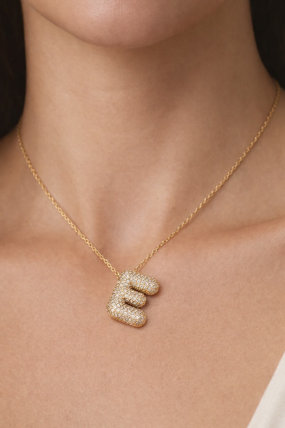 Altın Renk E Harf Taş Detaylı Çelik Kolye