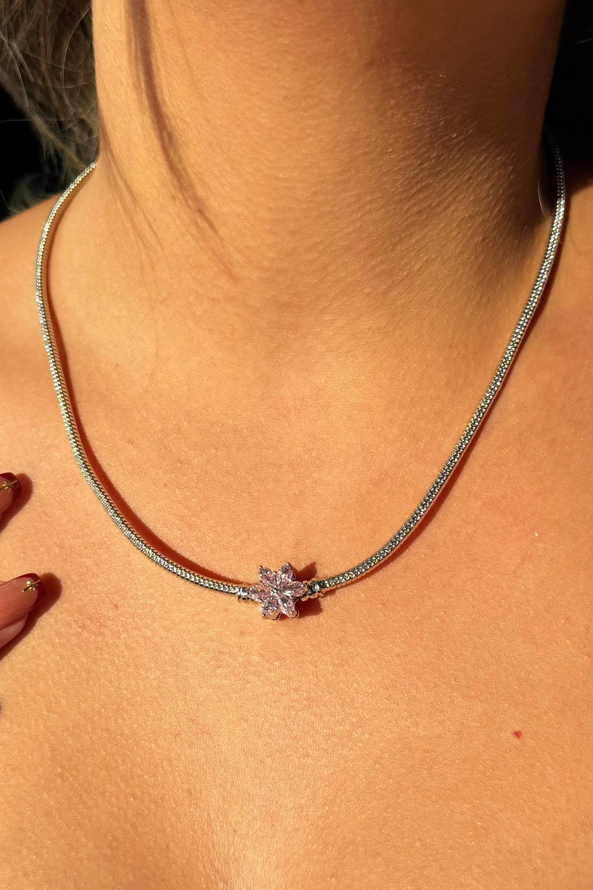 Gümüş Renk Çiçek Figürlü Kolye