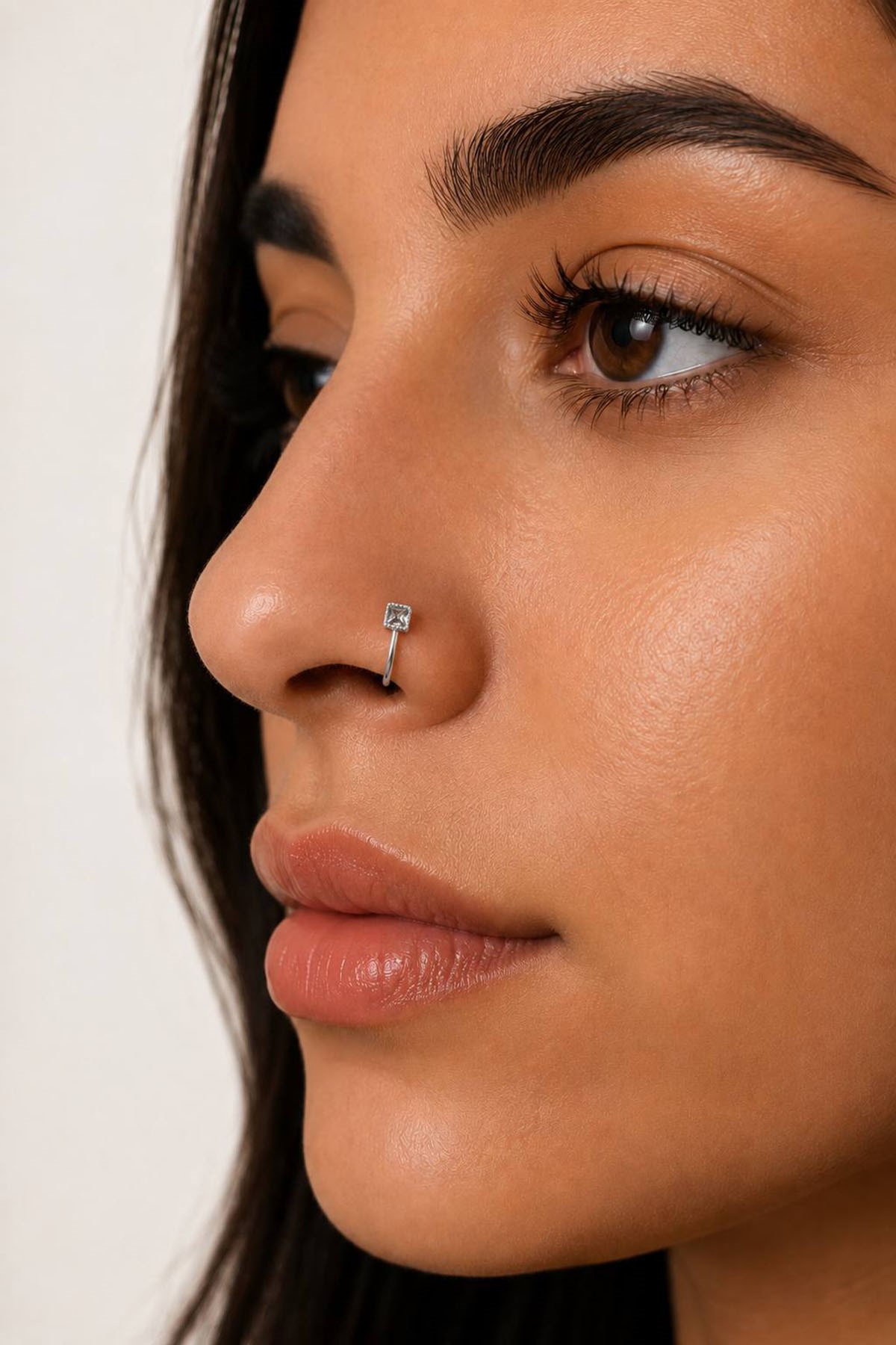Gümüş Renk Taş Detaylı Cerrahi Çelik Deliksiz Kulak/Burun Piercing 