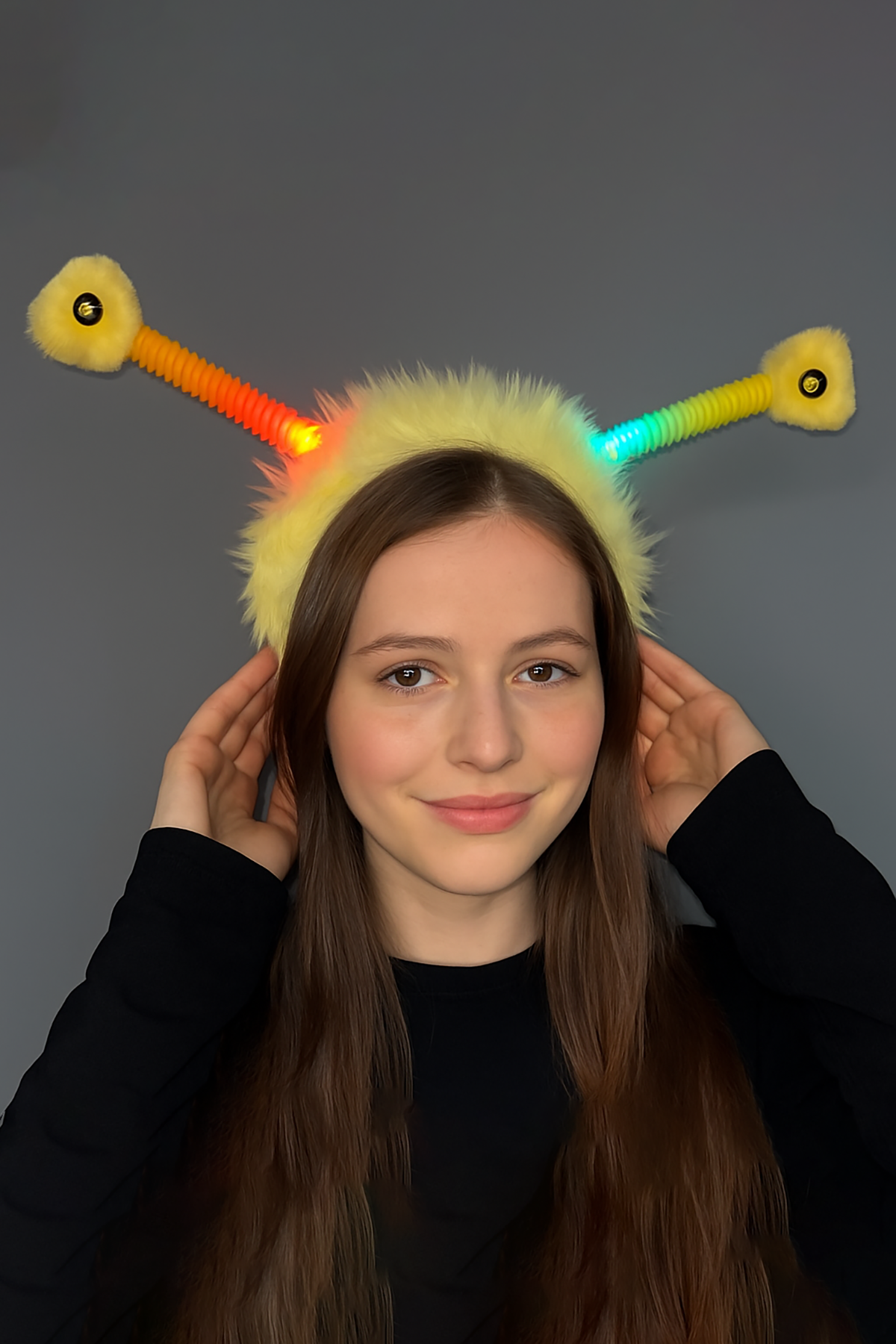 Sarı Renk Kulakları Oynayan Işıklı Peluş Taç