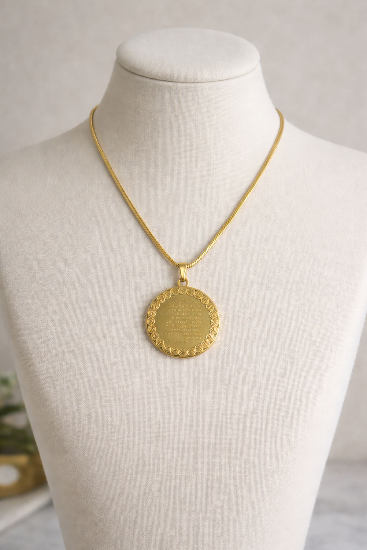 Altın Renk Ayet Yazılı Çelik Kolye