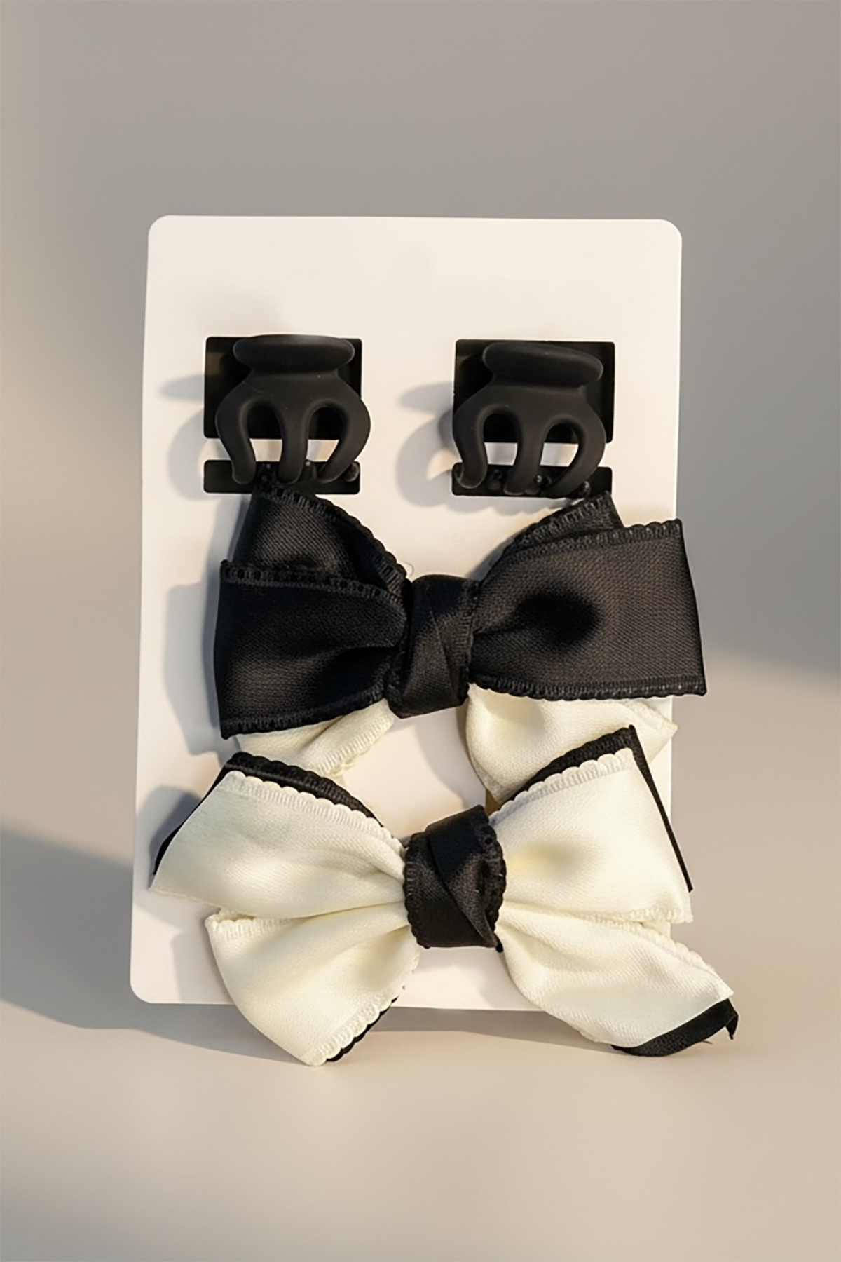 Siyah Ve Beyaz Renk Mandal Toka Ve Kurdele Detaylı Yan  Toka Set