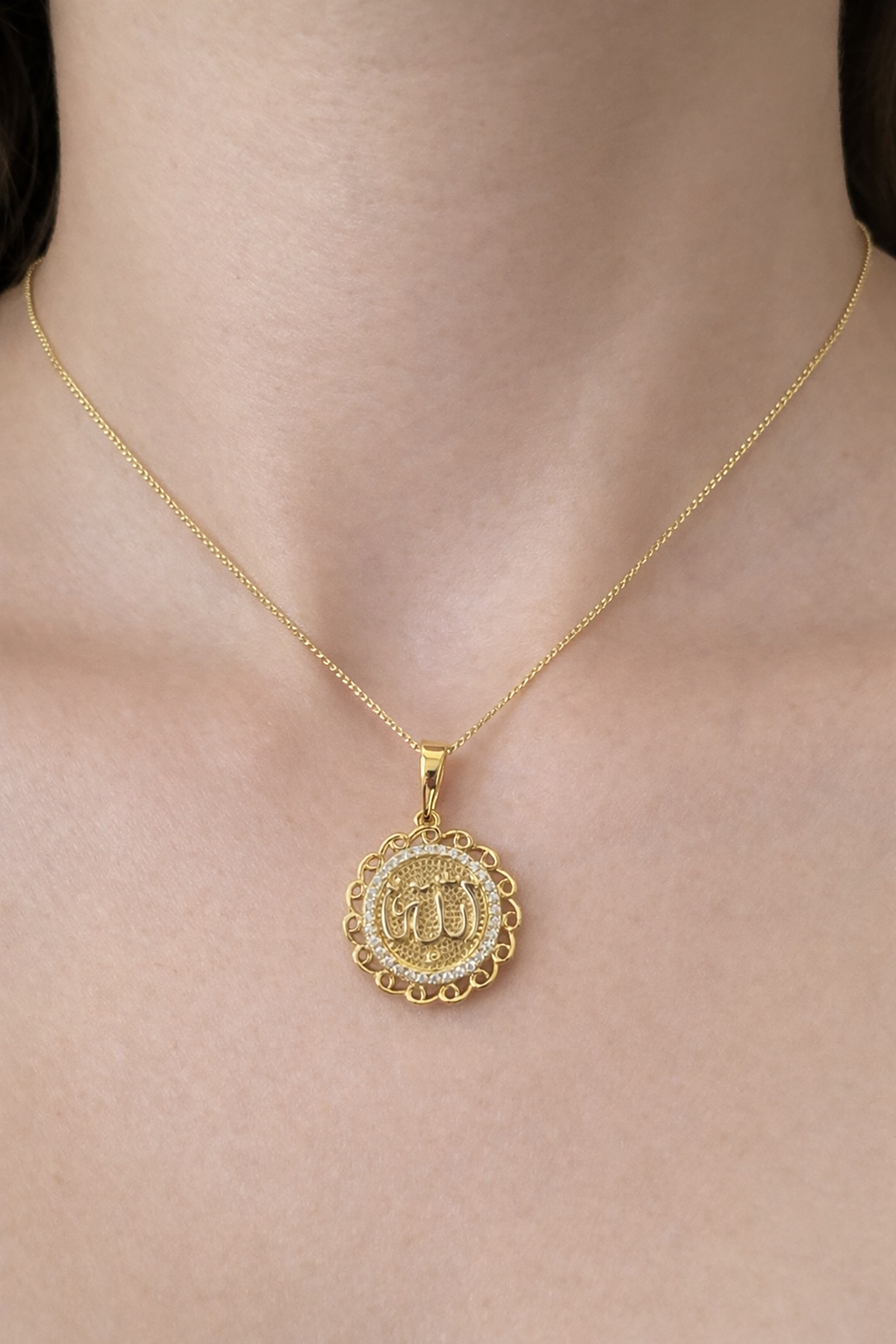 Altın Renk Taş Detaylı Allah Yazılı Çelik VİP Xuping Kolye