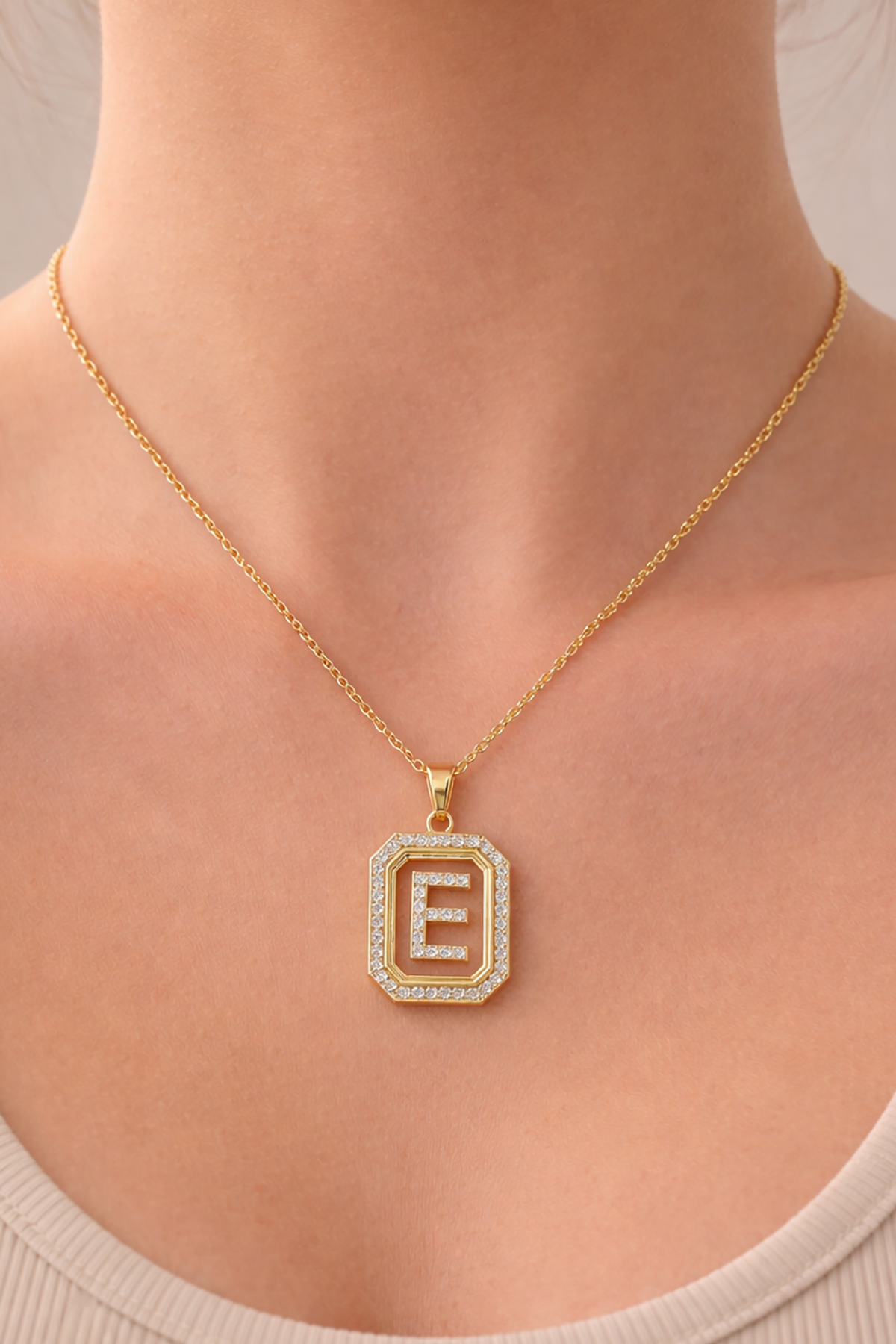 Altın Renk E Harf Taş Detaylı Çelik Kolye