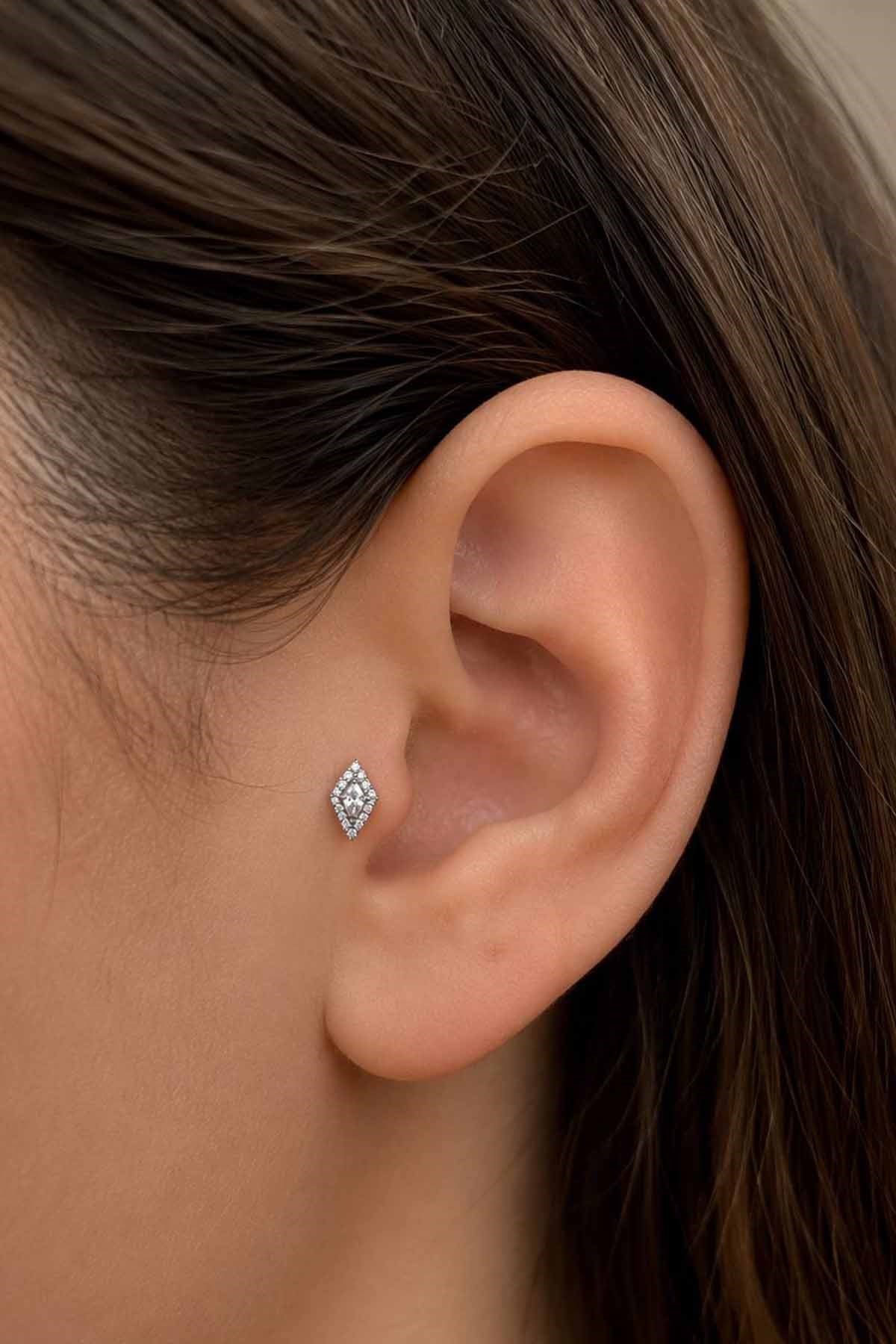 Gümüş  Renk  Taşlı Cerrahi Çelik Tragus/Kıkırdak Küpe/Piercing (Tek)