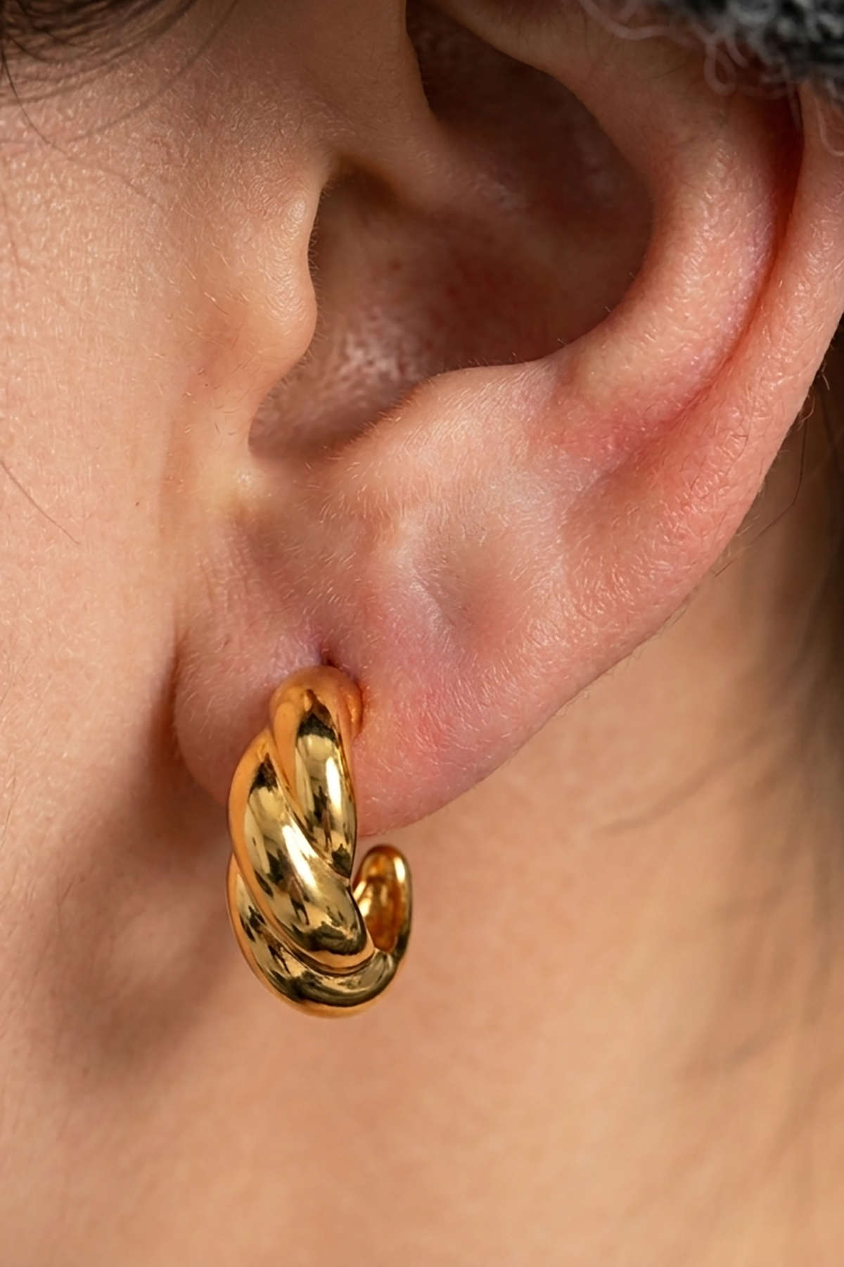 Altın Renk Burgu Detaylı Çelik Küpe (Çift)