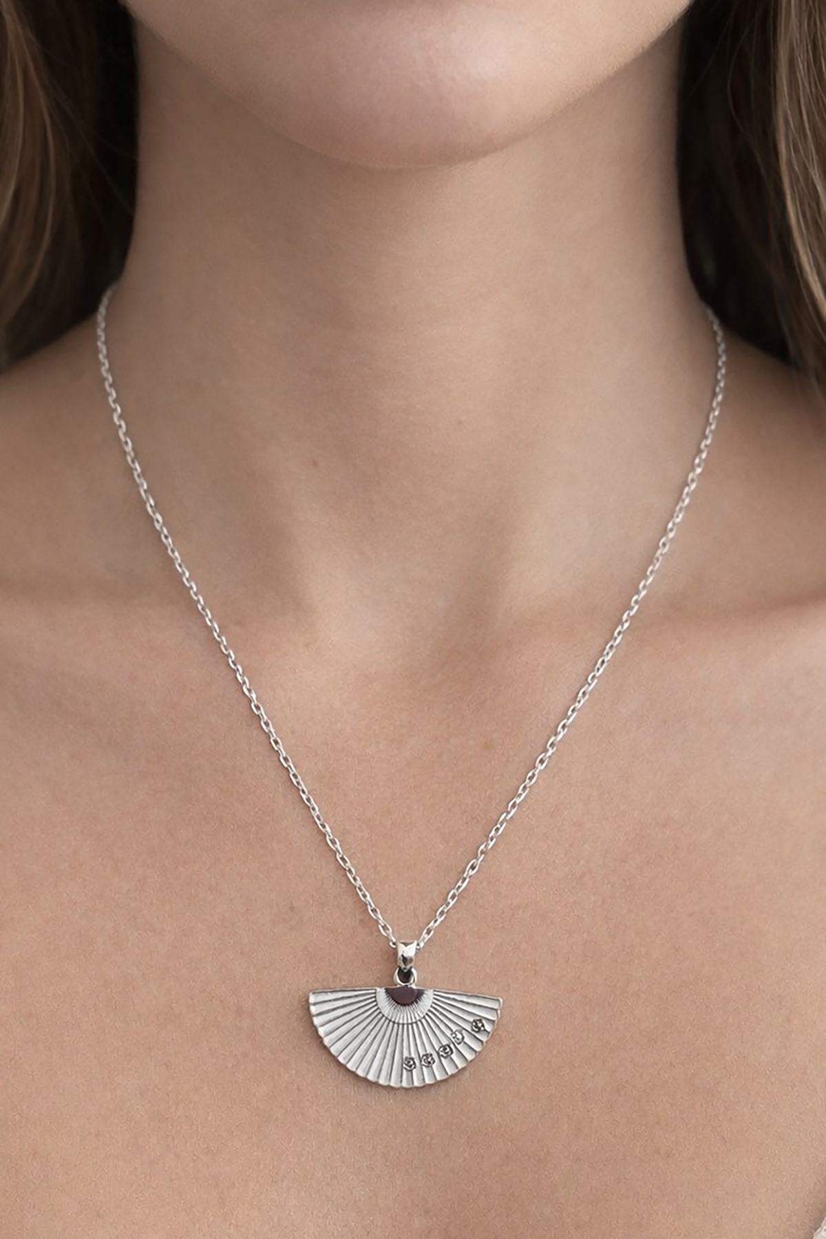 Gümüş Renk Beyaz Yelpaze Figürlü Çelik Kolye