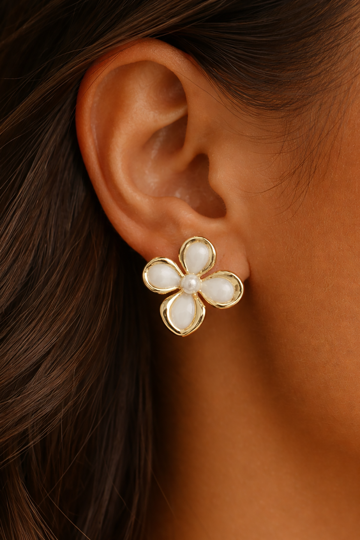 Altın Ve Beyaz Renk Çiçek Figürlü Küpe (Çift)