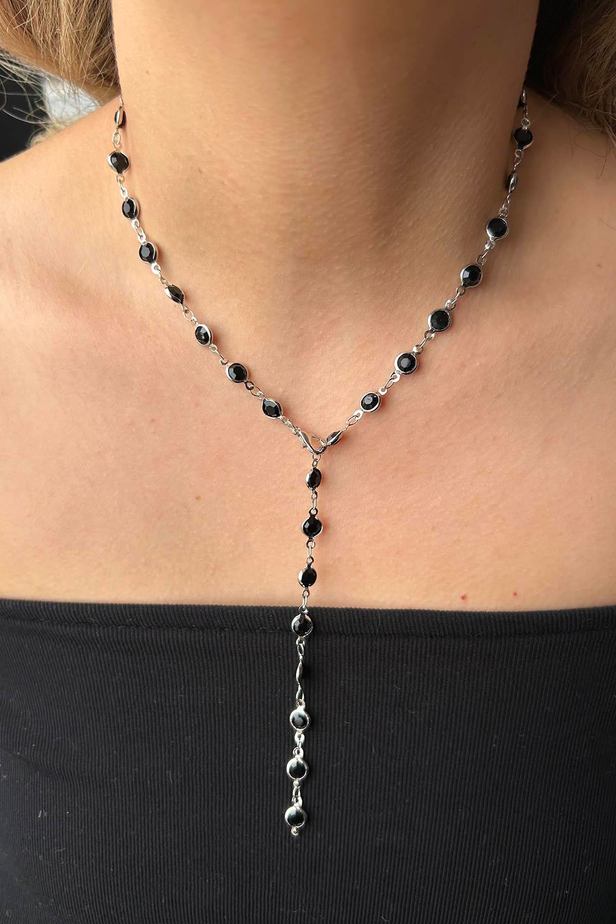 Gümüş Renk Siyah Taşlı Çelik Y Kolye