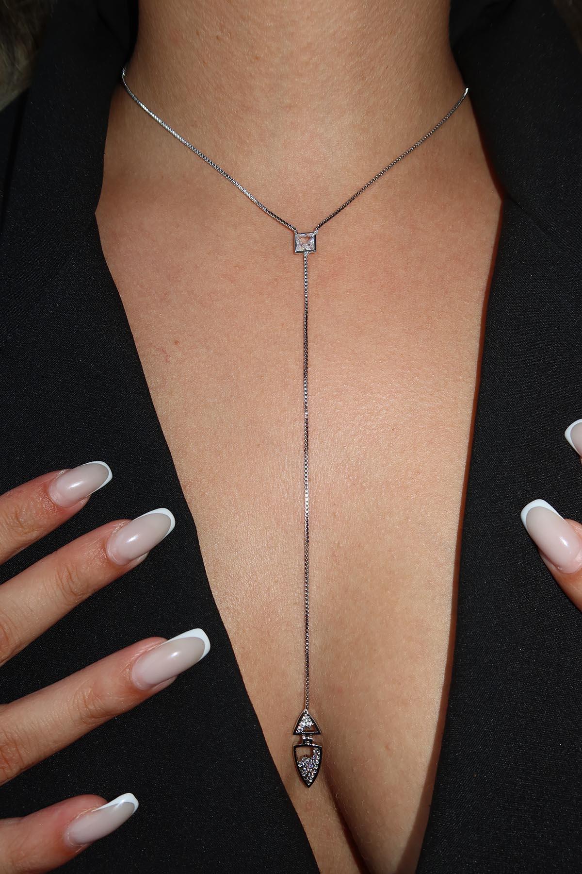 Gümüş Renk Taş Detaylı Y Kolye