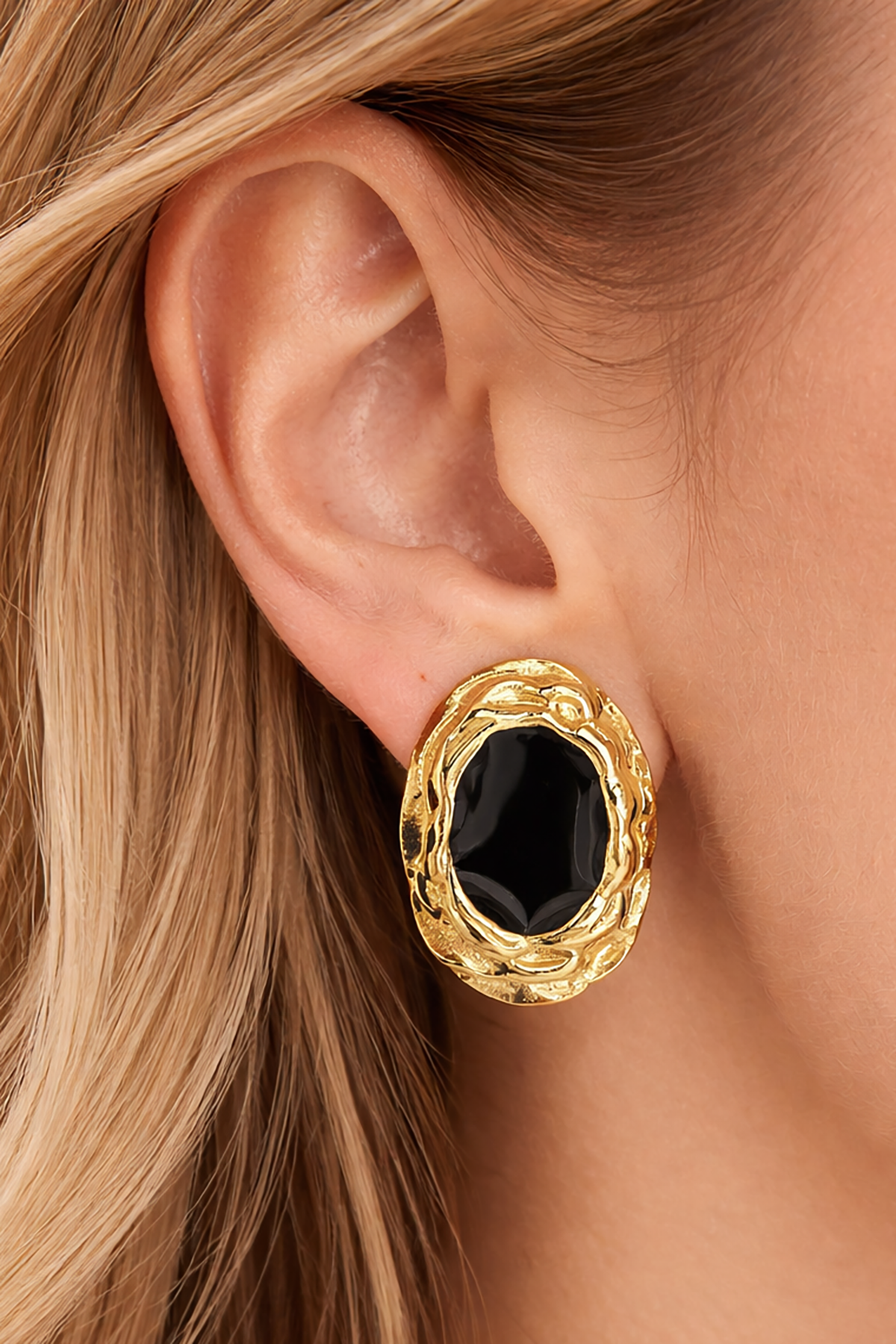 Altın Renk Siyah Taş Detaylı Küpe (Çift)