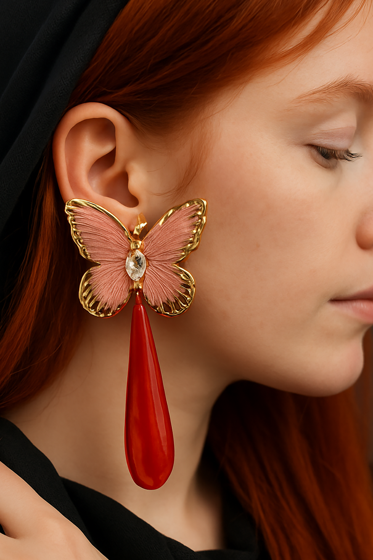 Altın Renk Kelebek Figürlü Taş Detaylı Tasarım Küpe (Çift)