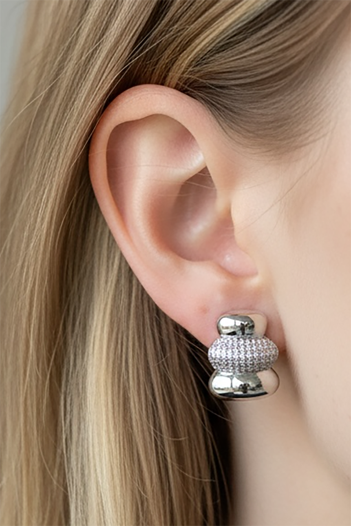 Gümüş Renk Taş Detaylı 14K Altın Kaplama TX Küpe (Çift)