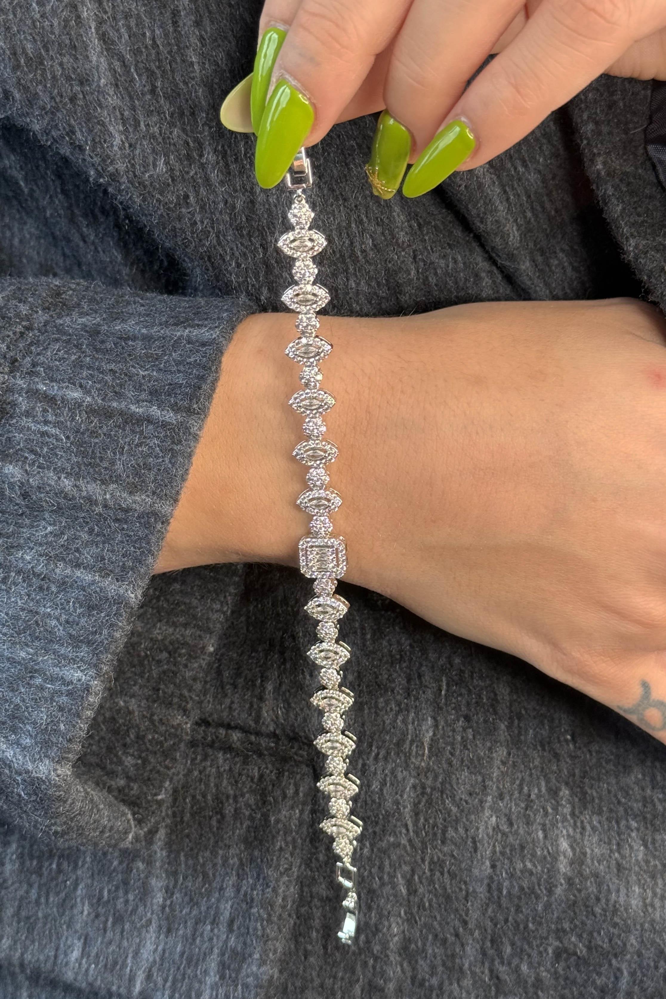 Gümüş Renk Taş Detaylı 14K Altın Kaplama VİP Bileklik