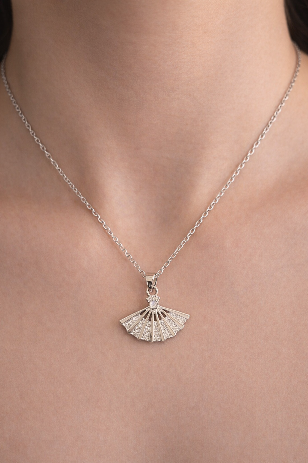 Gümüş Renk Yelpaze Figürlü Çelik Kolye