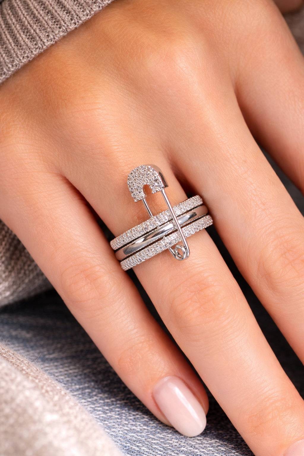 Gümüş Renk Kilitli İğne Detaylı Taşlı Yüzük