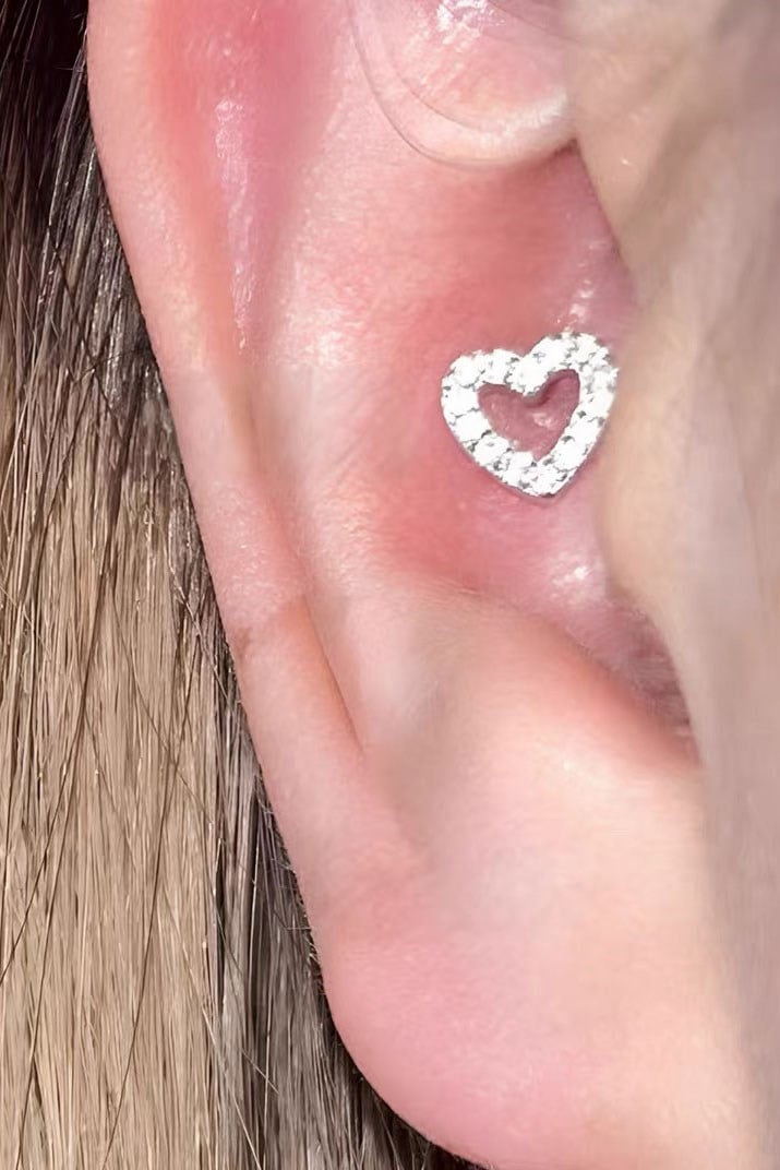 Gümüş Renk Kalp Figürlü Taşlı Cerrahi Çelik Tragus/Kıkırdak Küpe/Piercing (Tek)