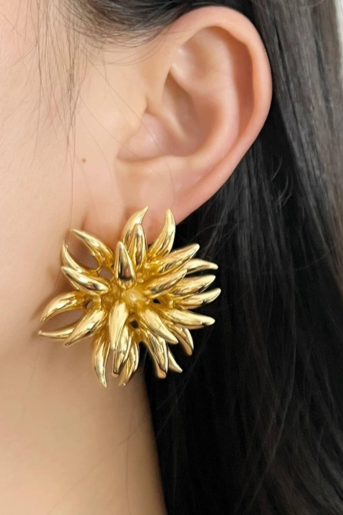 Altın Renk Çiçek Figürlü Küpe (Çift)