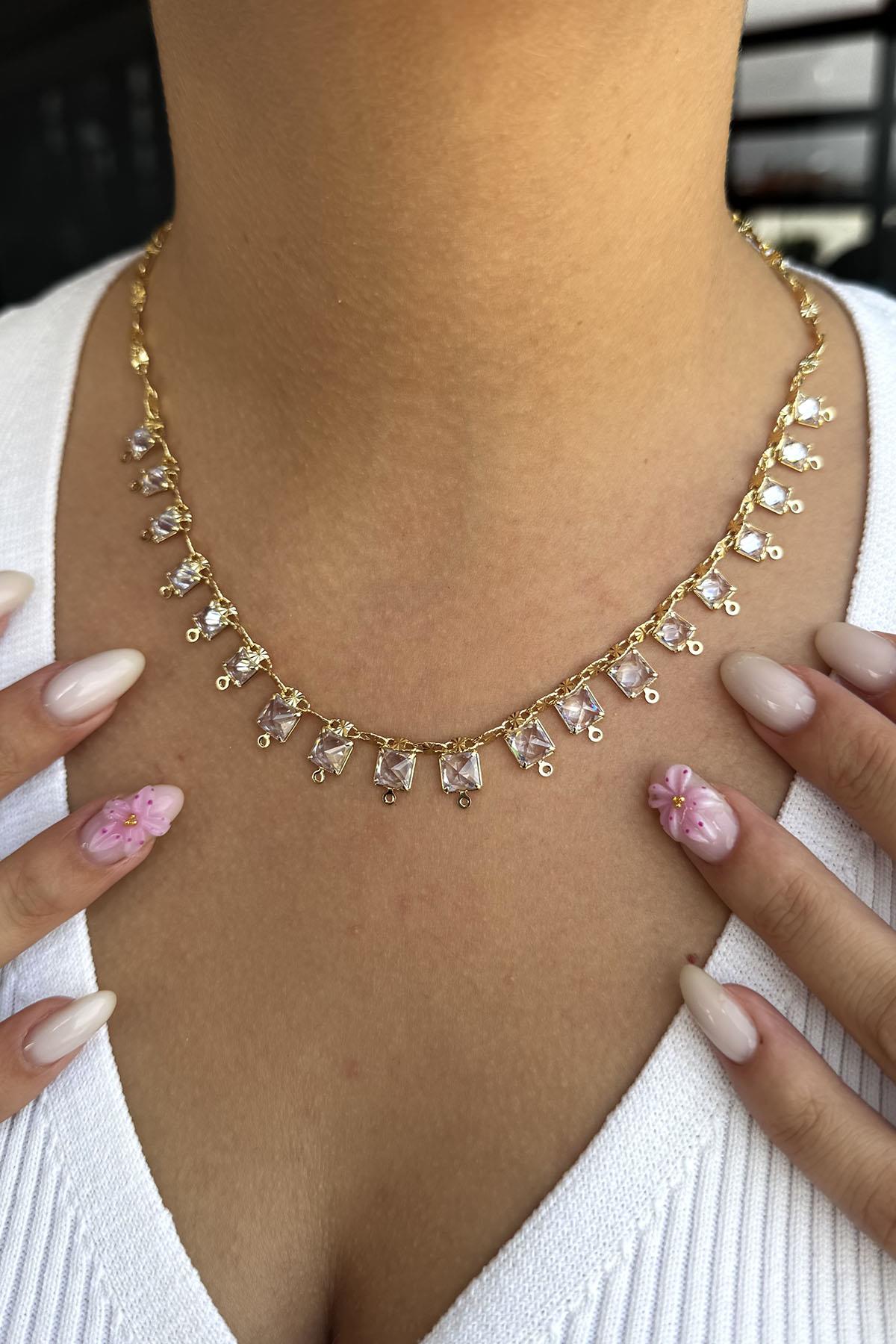 Altın Renk Taş Detaylı Kolye