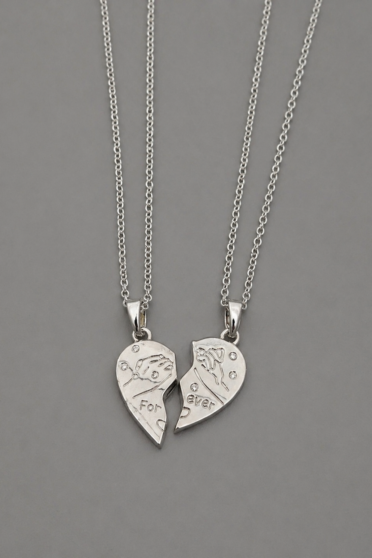 Gümüş Renk Kalp Figürlü Taş Detaylı Mıknatıslı Çelik Arkadaşlık Kolyesi