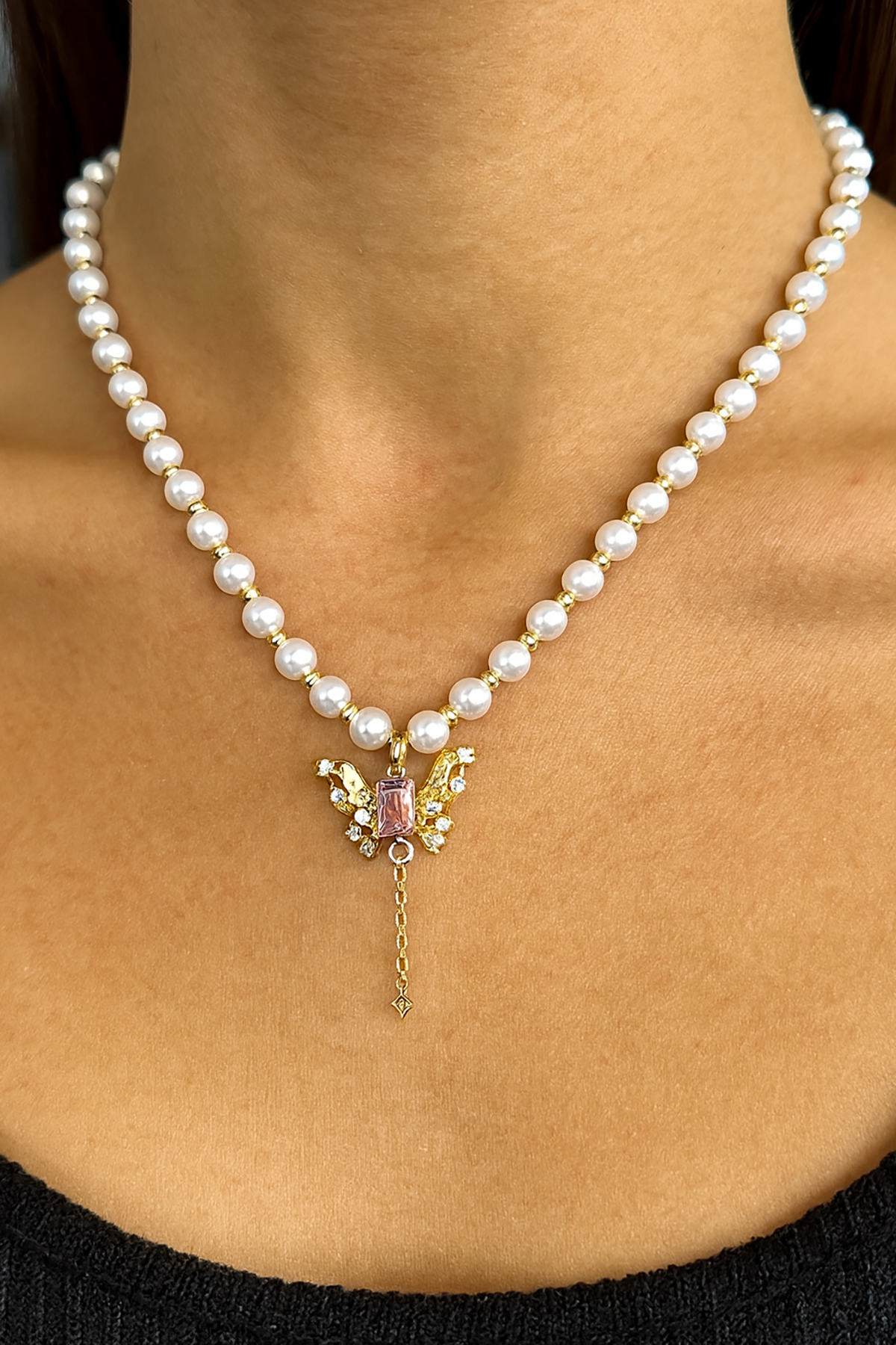 Altın Renk Kelebek Figürlü Çelik İnci Kolye