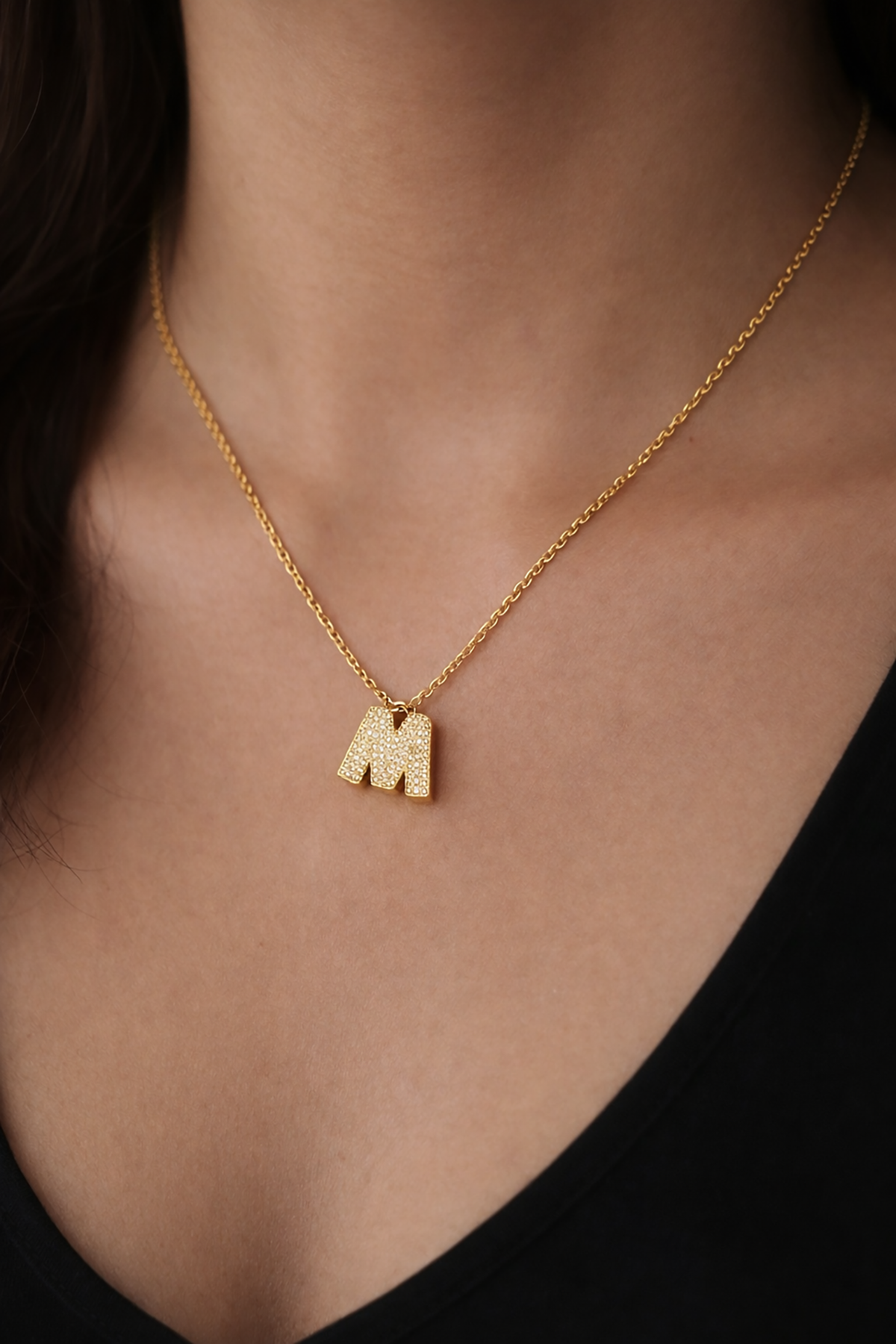 Altın Renk Taş Detaylı M Harfli Çelik Kolye