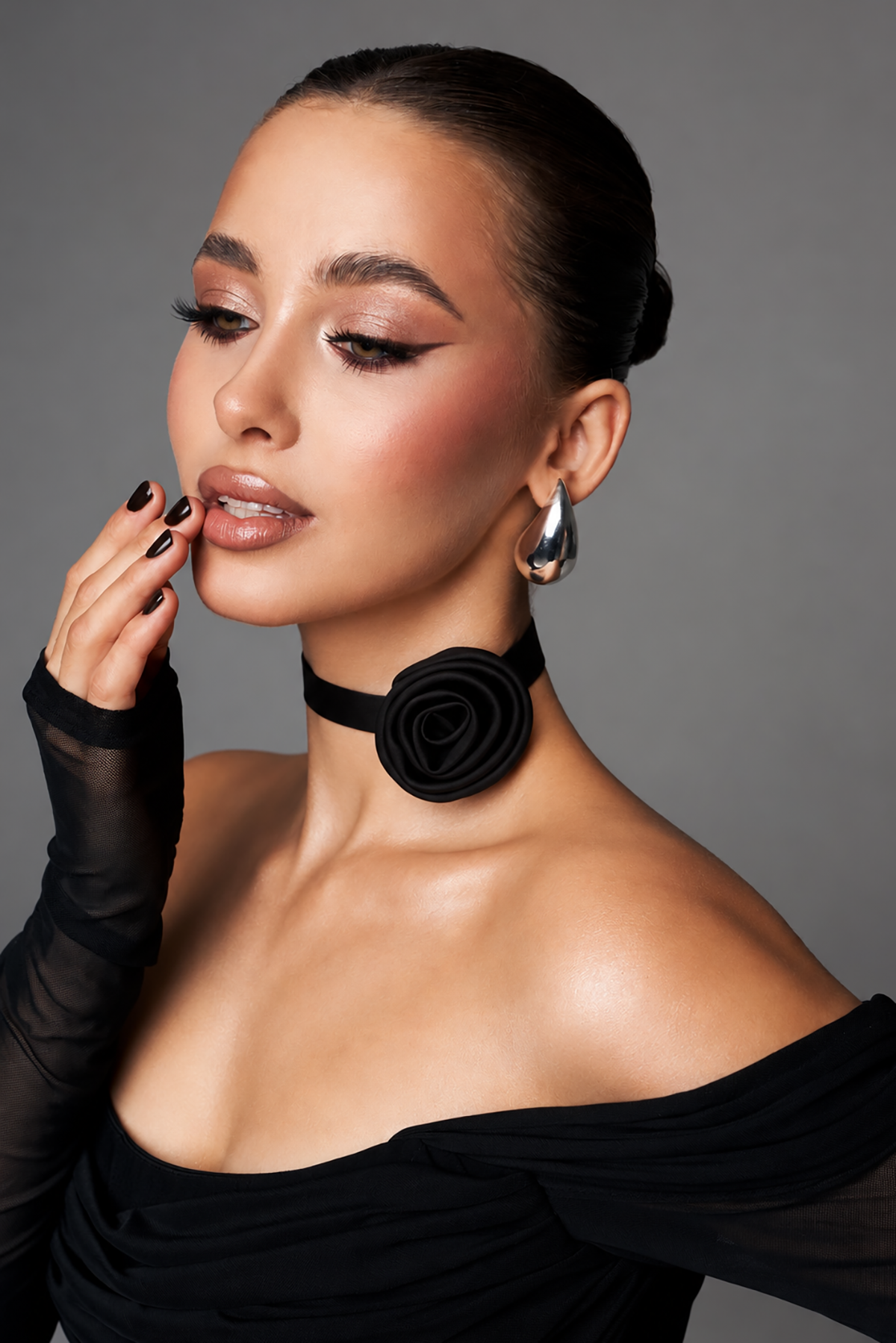 Siyah Renk Gül Detaylı Choker Kolye