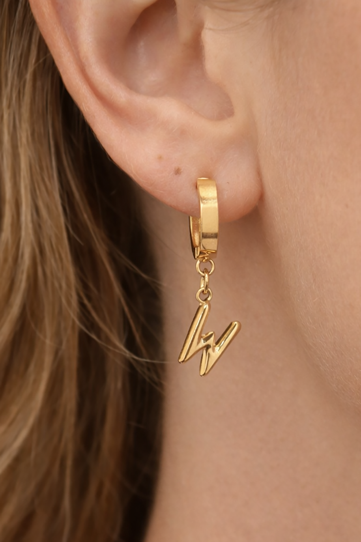 Altın Renk W Harf Çelik Küpe (Çift)