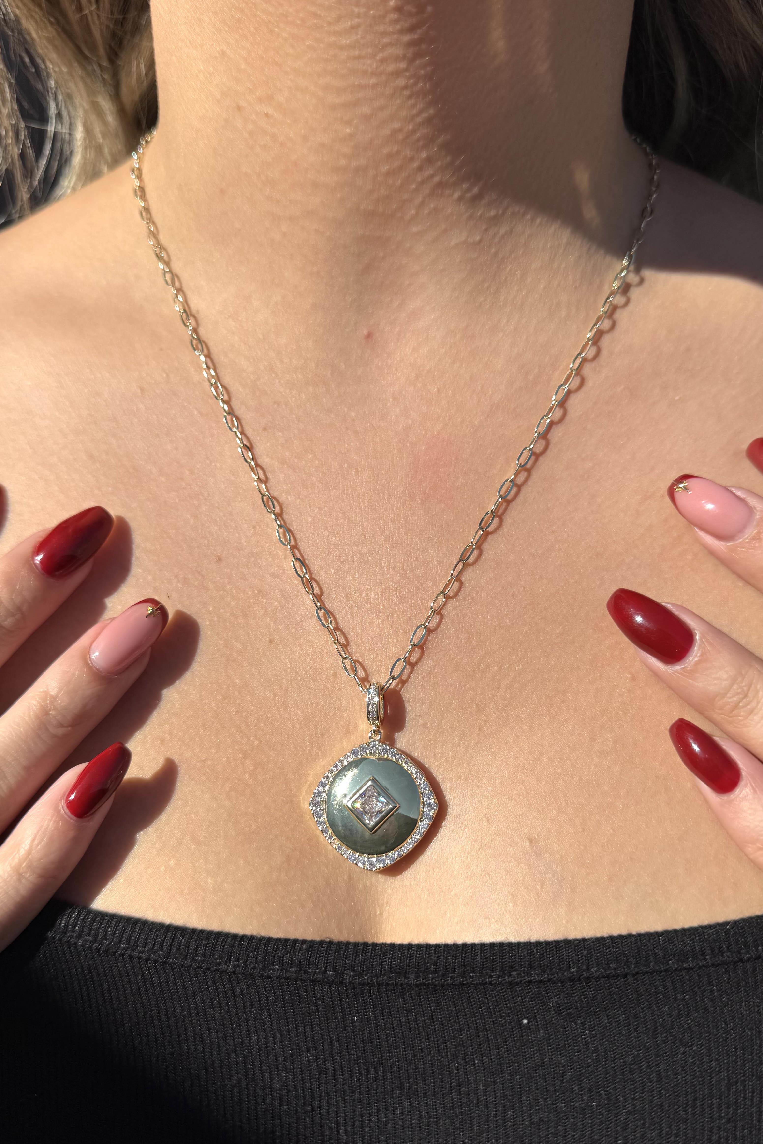 Altın Renk Taş Detaylı Altın Kaplama VİP Kolye